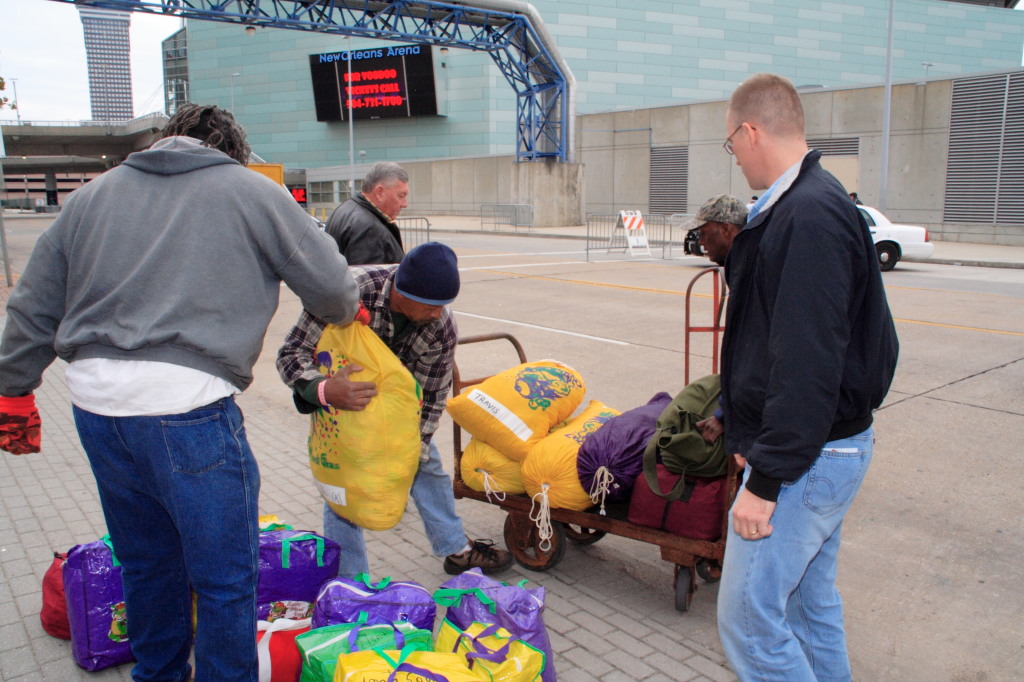 2007/02(February)/02_15_1_Loading_the_Float/1024x768_2007-02-15-Loading-beads-on-float-07-Travis-Randy.JPG
