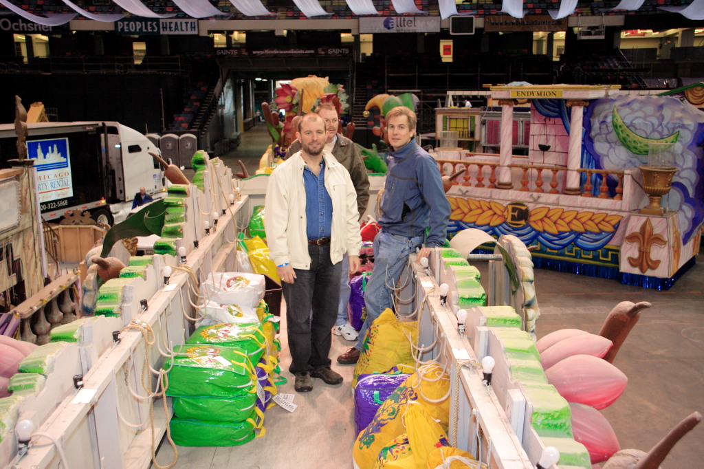 2007/02(February)/02_15_1_Loading_the_Float/1024x768_2007-02-15-Loading-beads-on-float-19-Ren-Doug-Ben.JPG