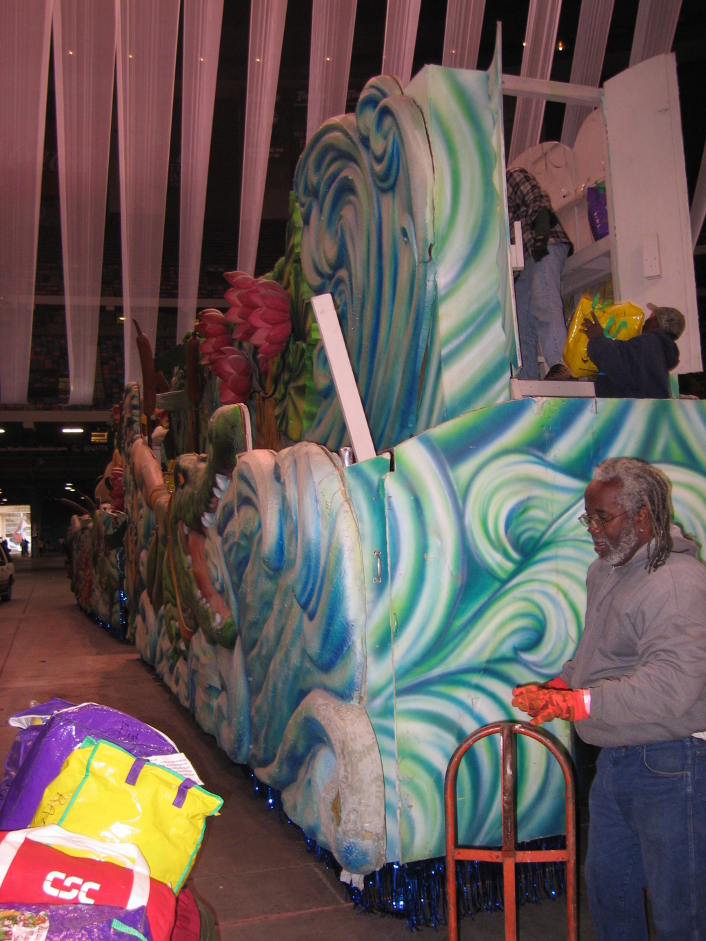 2007/02(February)/02_15_1_Loading_the_Float/1024x768_2007-02-15-Loading-beads-on-float-25.jpg