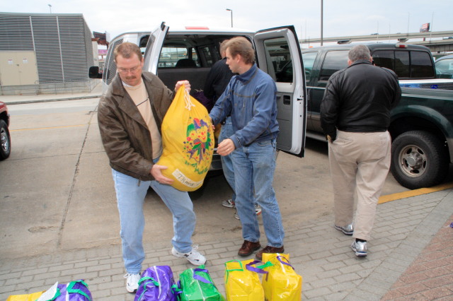 2007/02(February)/02_15_1_Loading_the_Float/640x480_2007-02-15-Loading-beads-on-float-01-Doug-Ben-Travis-Randy.JPG