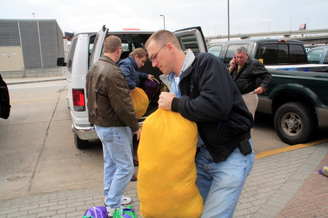 2007-02-15-Loading-beads-on-float-02-Doug-Ben-Travis-Randy.JPG