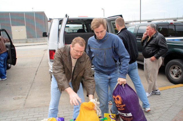 2007-02-15-Loading-beads-on-float-03-Doug-Ben-Travis-Randy.JPG