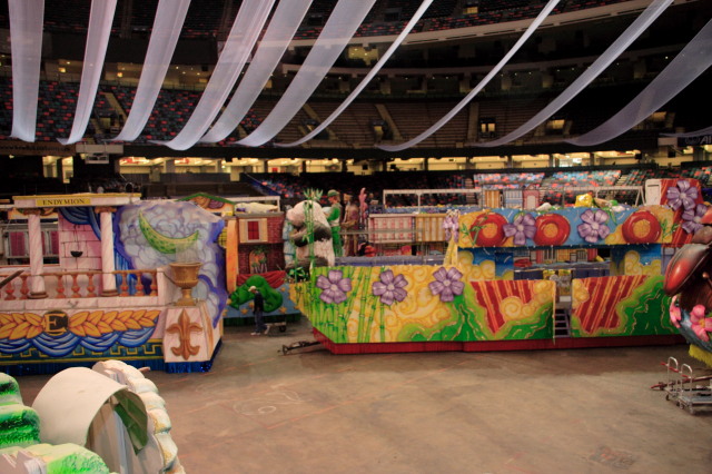 2007/02(February)/02_15_1_Loading_the_Float/640x480_2007-02-15-Loading-beads-on-float-14.JPG