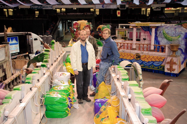2007/02(February)/02_15_1_Loading_the_Float/640x480_2007-02-15-Loading-beads-on-float-19-Ren-Doug-Ben.JPG