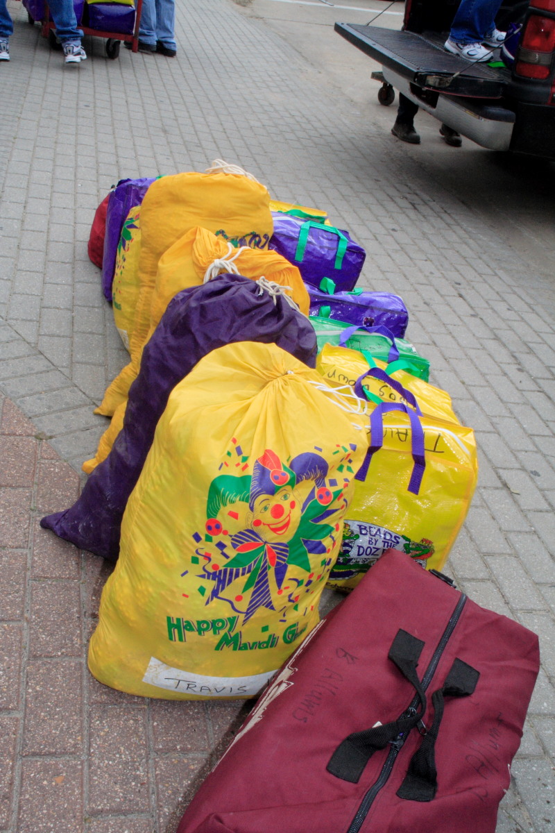 2007-02-15-Loading-beads-on-float-05.JPG