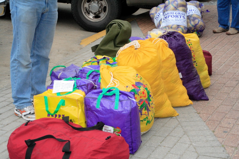 2007/02(February)/02_15_1_Loading_the_Float/800x600_2007-02-15-Loading-beads-on-float-06.JPG