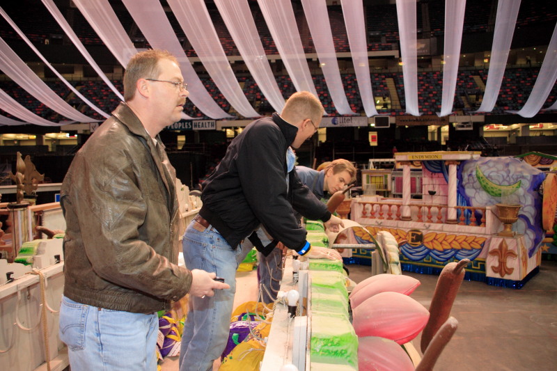 2007-02-15-Loading-beads-on-float-16-Doug-Travis-Ben.JPG