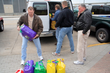 2007-02-15-Loading-beads-on-float-00-Doug-Ben-Travis-Randy.JPG