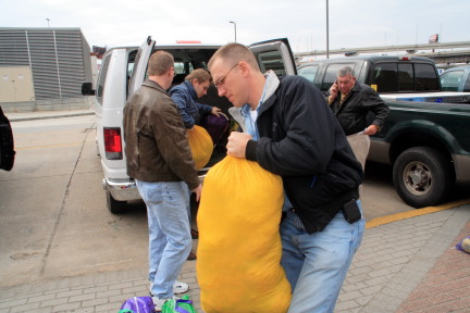 2007-02-15-Loading-beads-on-float-02-Doug-Ben-Travis-Randy.JPG