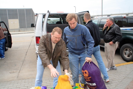 2007-02-15-Loading-beads-on-float-03-Doug-Ben-Travis-Randy.JPG