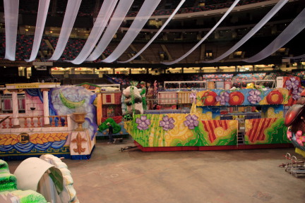 2007-02-15-Loading-beads-on-float-14.JPG