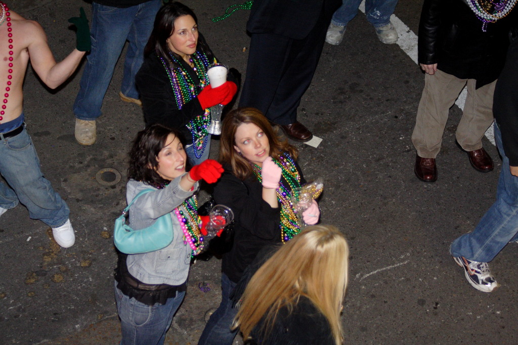 2007/02(February)/02_15_4_Mardi_Gras_Balcony/1024x768_2007-02-15-New-Orleans-Balcony-02.JPG