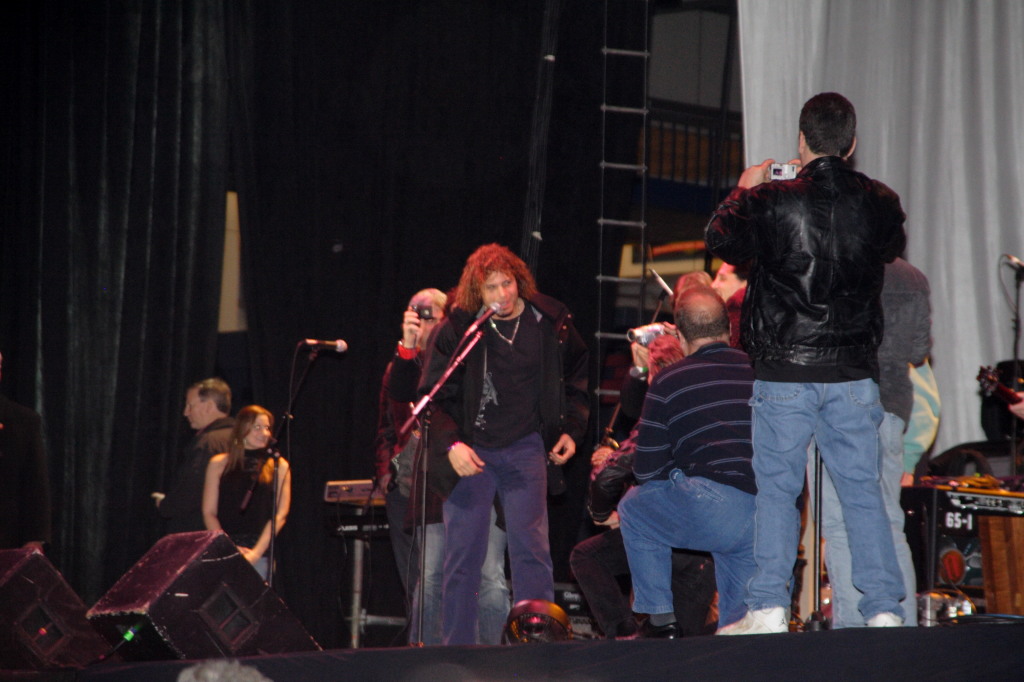 2007/02(February)/02_16_2_Beans_and_Jeans/1024x768_2007-02-16-New-Orleans-Beans-n-Jeans-013-Taylor-Hicks.JPG