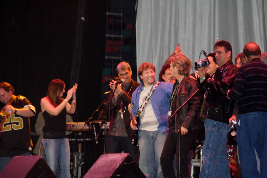 2007-02-16-New-Orleans-Beans-n-Jeans-015-Taylor-Hicks-Journey.JPG