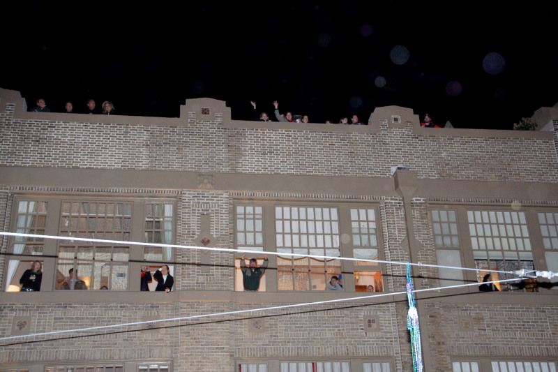 2007-02-17-Endymion-Parade-030-4th-story-roof-go-TRAVIS.JPG