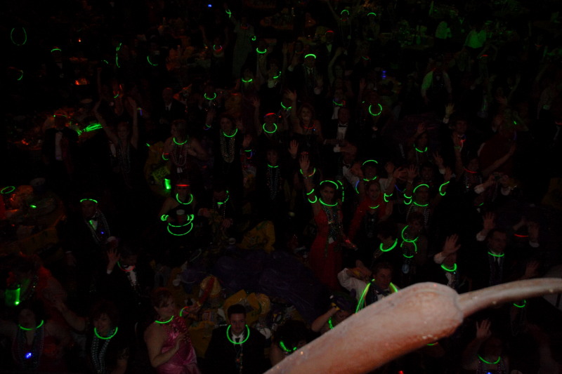 2007-02-17-Endymion-Parade-105-superdome-glow-necklaces.JPG