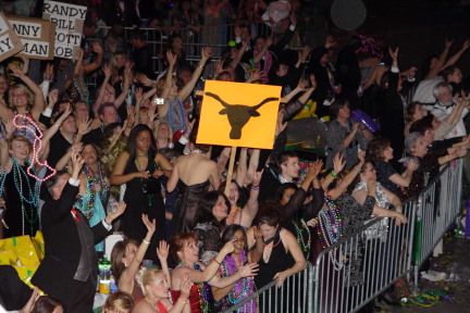 2007-02-17-Endymion-Parade-086-superdome-Kavita-Kiffin-Marci-Suzi.JPG