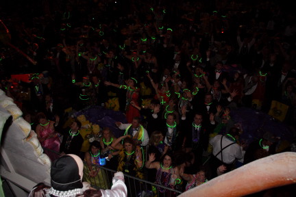 2007-02-17-Endymion-Parade-104-superdome-glow-necklaces.JPG