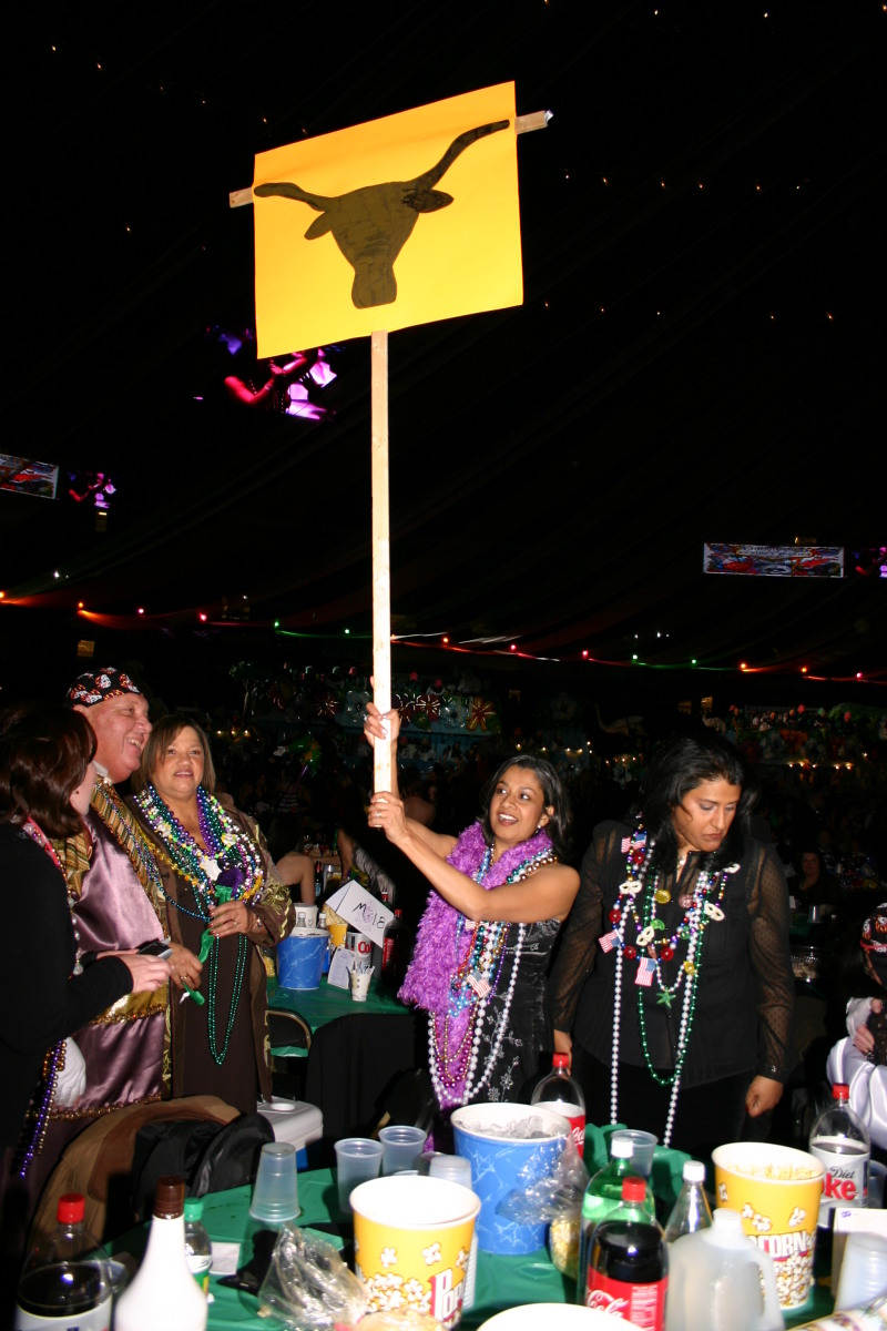 2007/02(February)/02_17_5_Endymion_Extravaganza/800x600_2007-02-17-Extravaganza-28-Marci-Randy-Sybil-Kavita-Neeta-longhorn-sign.JPG