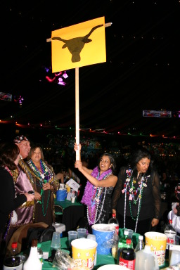 2007-02-17-Extravaganza-28-Marci-Randy-Sybil-Kavita-Neeta-longhorn-sign.JPG