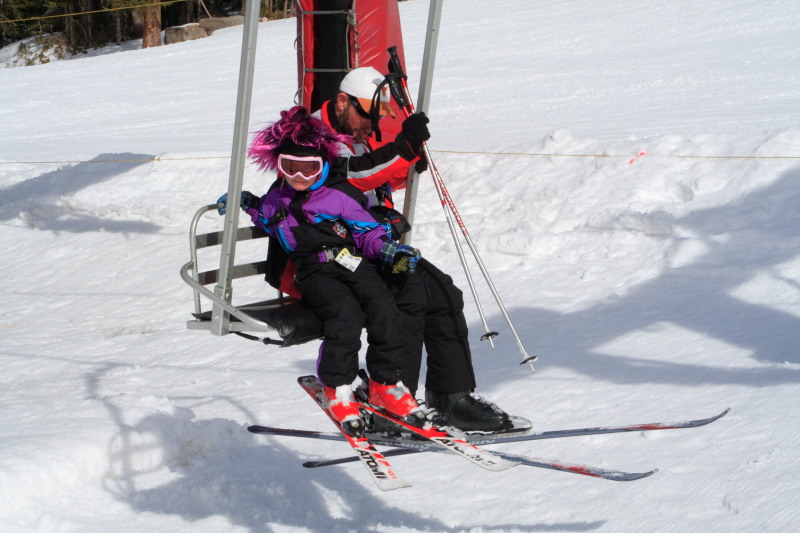 2007-03-13-Loveland-Ski-Trip-092-Ren-Brittney-charlift.JPG