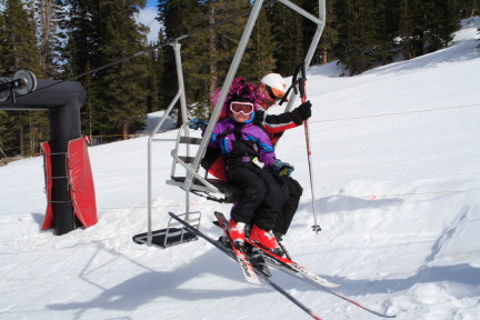 2007-03-13-Loveland-Ski-Trip-093-Ren-Brittney-charlift.JPG