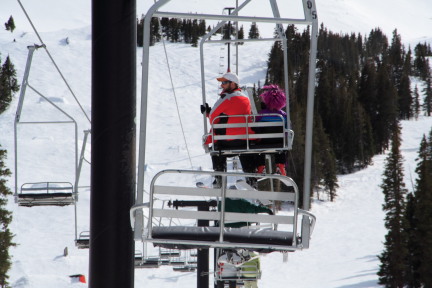 2007-03-13-Loveland-Ski-Trip-113-Ren-Brittney-chairlift.JPG