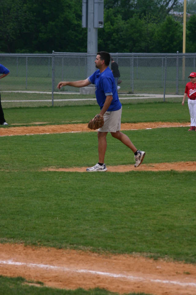 2007/04(April)/Leopards-Baseball-04-23/640x480_2007-04-23-Leopards-vs-Reds-018-Coach-Todd.JPG