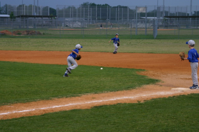 2007/04(April)/Leopards-Baseball-04-23/640x480_2007-04-23-Leopards-vs-Reds-054-Seth-Nick-Ryan.JPG