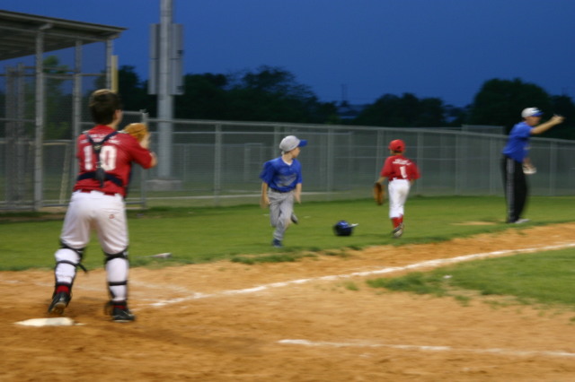 2007/04(April)/Leopards-Baseball-04-23/640x480_2007-04-23-Leopards-vs-Reds-081-Ryan-runs-home.JPG