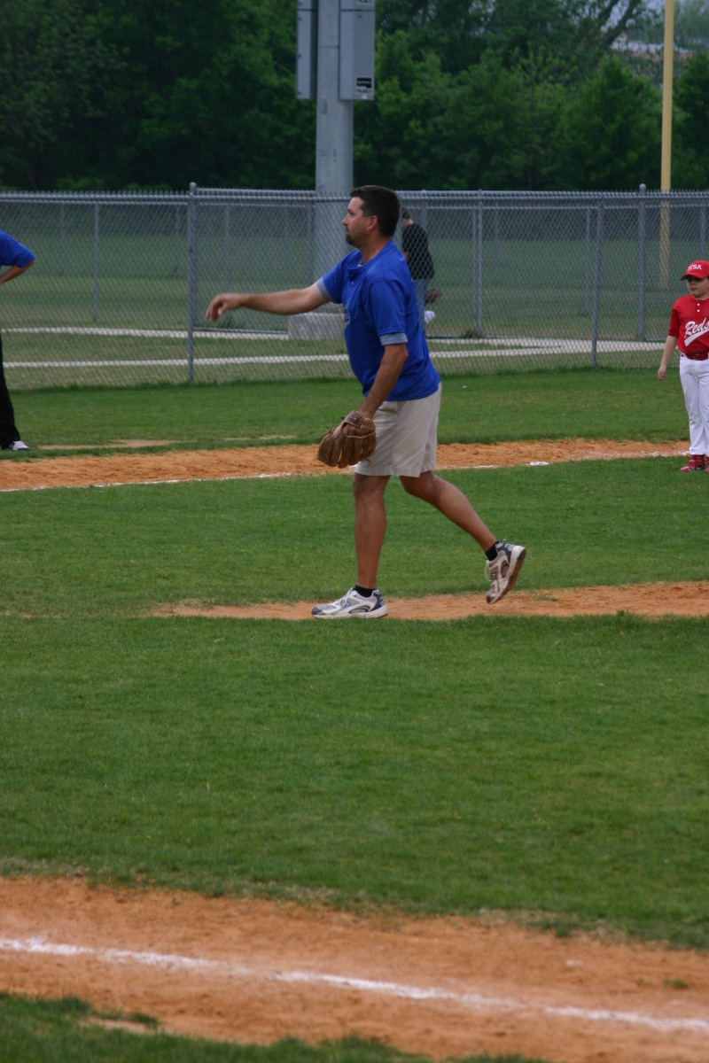 2007/04(April)/Leopards-Baseball-04-23/800x600_2007-04-23-Leopards-vs-Reds-018-Coach-Todd.JPG