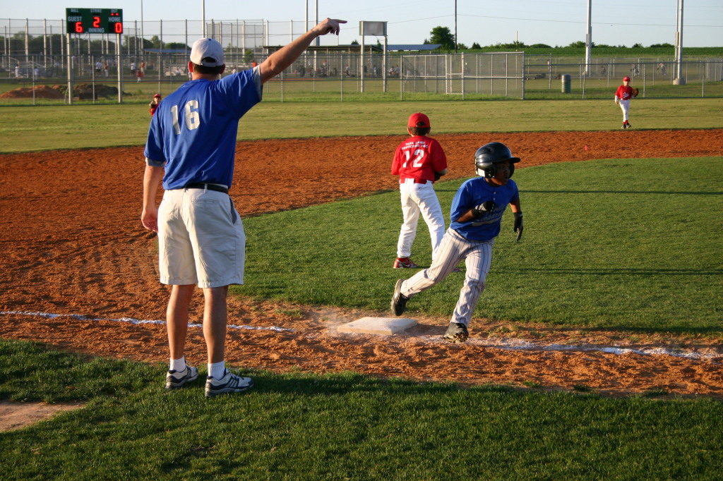 2007/04(April)/Leopards-Baseball-04-26/1024x768_2007-04-26-Leopards-vs-Reds-019-Evan-rounds-third.JPG