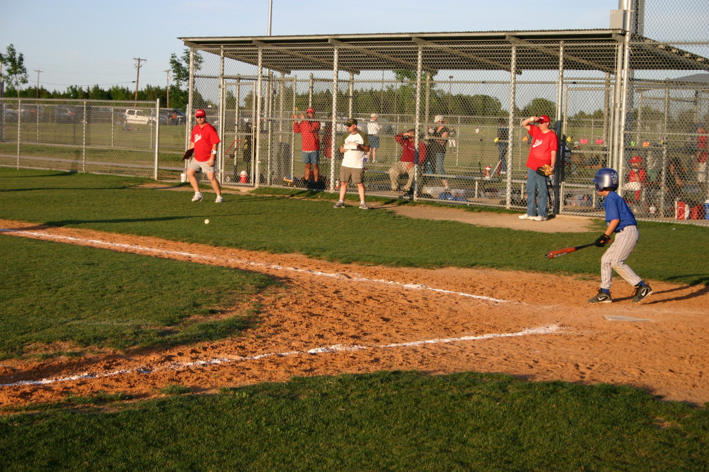 2007/04(April)/Leopards-Baseball-04-26/1024x768_2007-04-26-Leopards-vs-Reds-022-Clayton-bats-foul.JPG