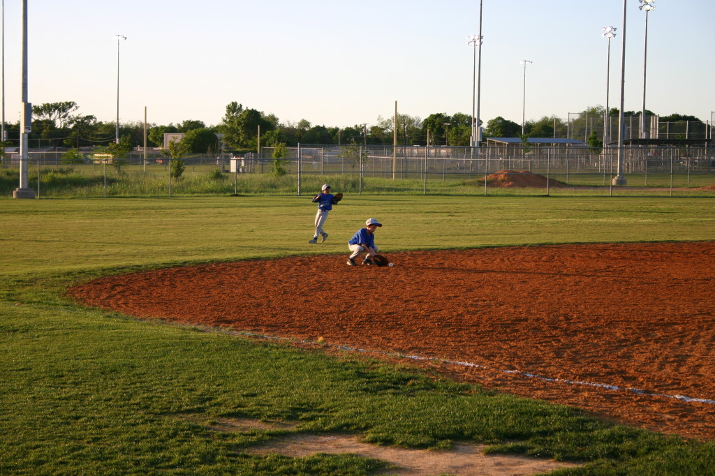 2007/04(April)/Leopards-Baseball-04-26/1024x768_2007-04-26-Leopards-vs-Reds-033-Chance-fields-ball.JPG