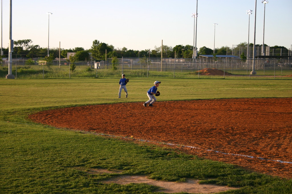 2007/04(April)/Leopards-Baseball-04-26/1024x768_2007-04-26-Leopards-vs-Reds-034-Chance-fields-ball.JPG