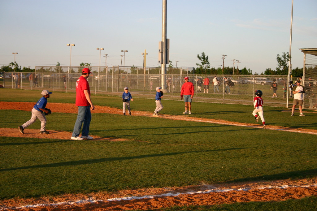 2007/04(April)/Leopards-Baseball-04-26/1024x768_2007-04-26-Leopards-vs-Reds-041-Ryan-easy-out.JPG