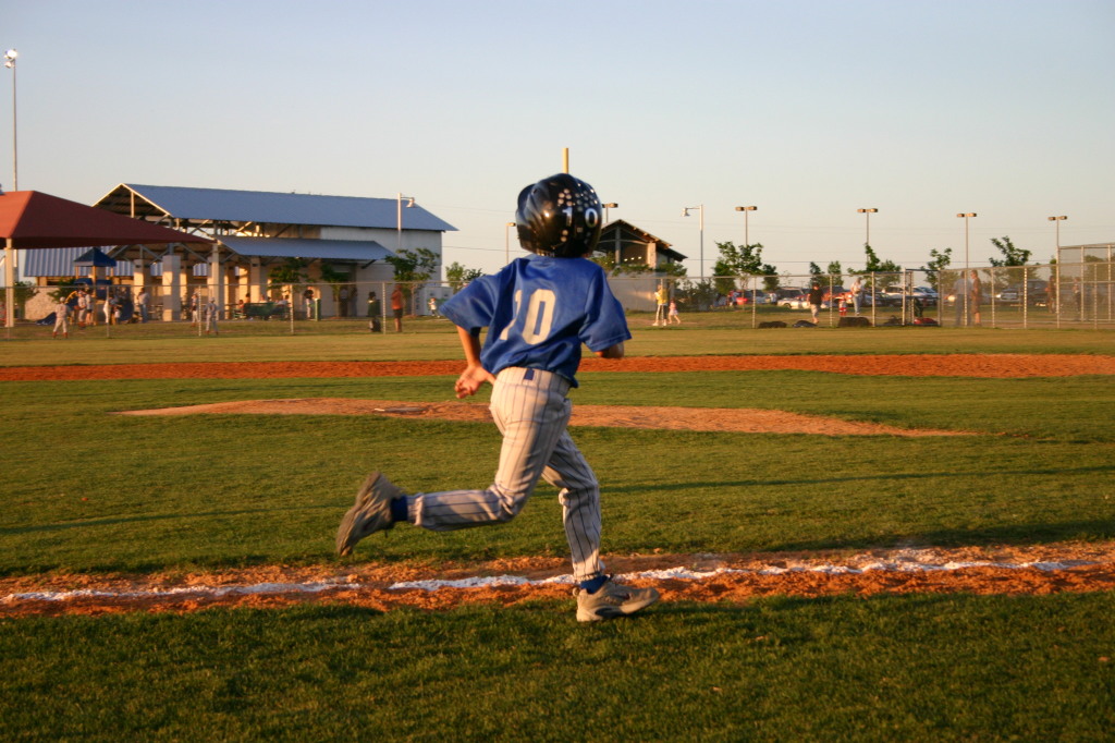 2007/04(April)/Leopards-Baseball-04-26/1024x768_2007-04-26-Leopards-vs-Reds-054-Seth-heads-home.JPG