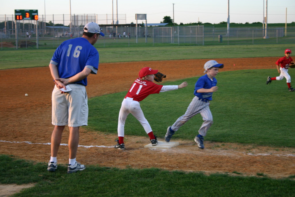 2007/04(April)/Leopards-Baseball-04-26/1024x768_2007-04-26-Leopards-vs-Reds-083-Ryan-rounds-3rd-avoids-baseman-GOOD.JPG