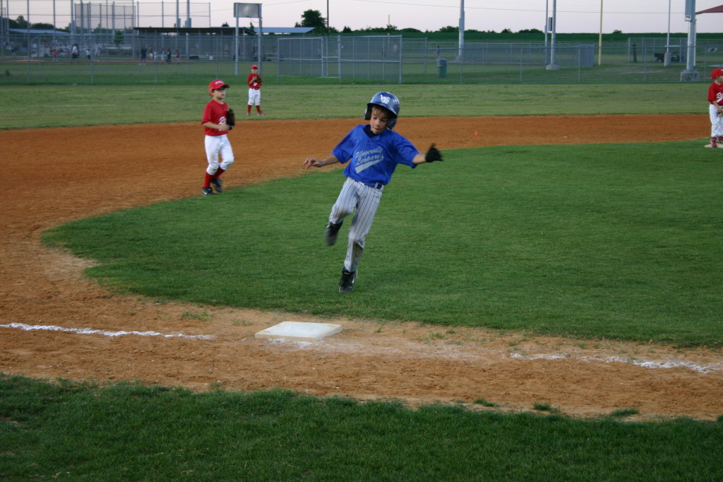 2007/04(April)/Leopards-Baseball-04-26/1024x768_2007-04-26-Leopards-vs-Reds-105-Clayton-3rd-base.JPG