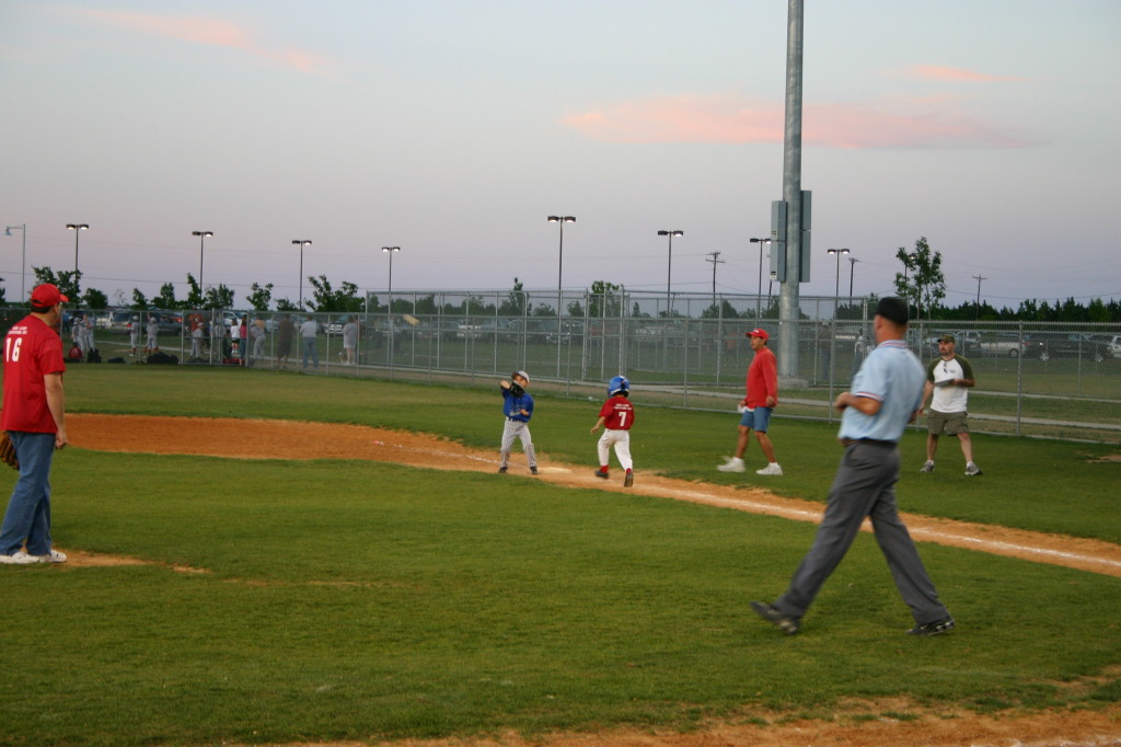2007/04(April)/Leopards-Baseball-04-26/1024x768_2007-04-26-Leopards-vs-Reds-112-Hunter-misses-one-at-1st.JPG