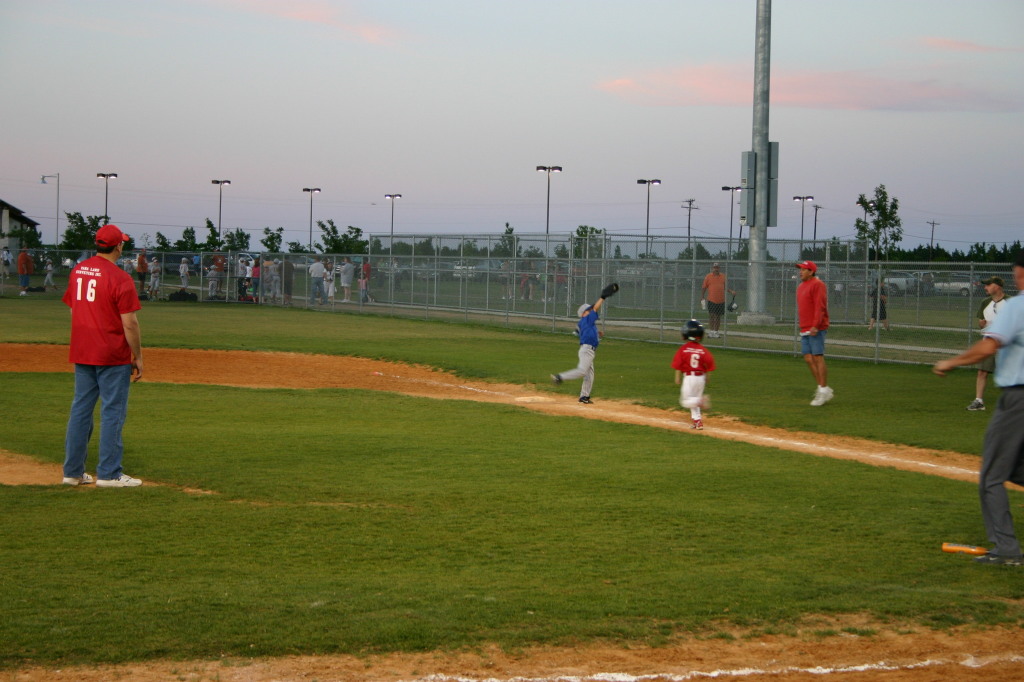 2007/04(April)/Leopards-Baseball-04-26/1024x768_2007-04-26-Leopards-vs-Reds-115-Hunter-puts-one-out-at-1st.JPG