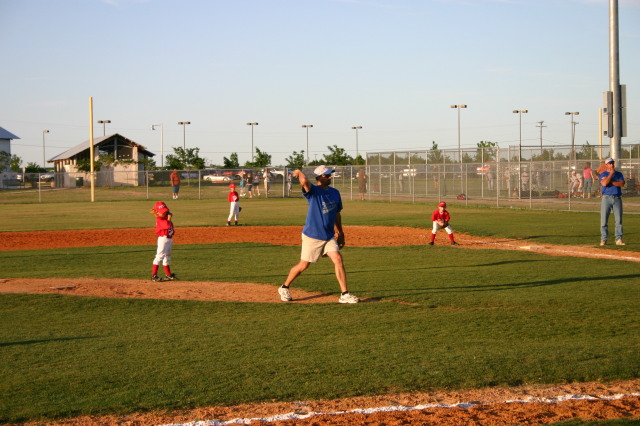2007/04(April)/Leopards-Baseball-04-26/640x480_2007-04-26-Leopards-vs-Reds-003-Coach-Todd-pitching.JPG