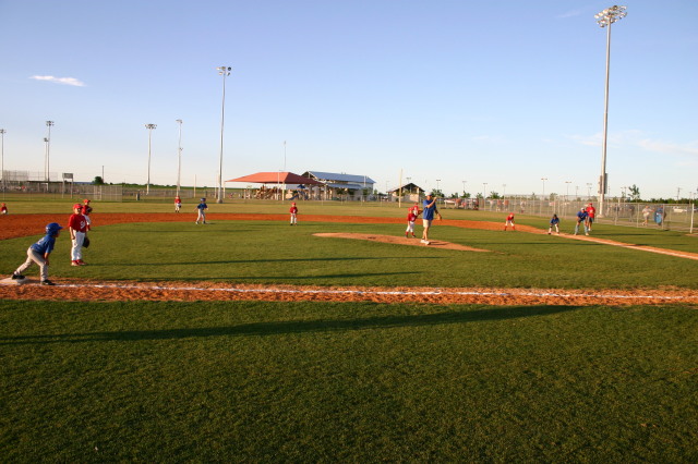 2007/04(April)/Leopards-Baseball-04-26/640x480_2007-04-26-Leopards-vs-Reds-012-bases-loaded.JPG