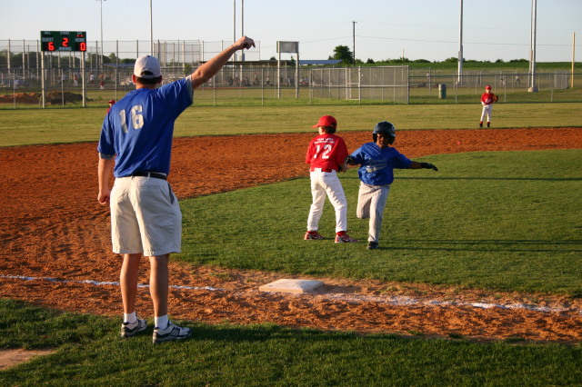 2007/04(April)/Leopards-Baseball-04-26/640x480_2007-04-26-Leopards-vs-Reds-018-Evan-rounds-third.JPG