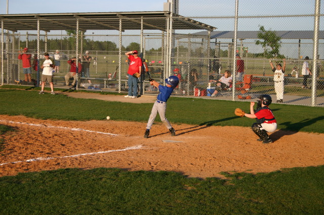 2007/04(April)/Leopards-Baseball-04-26/640x480_2007-04-26-Leopards-vs-Reds-021-Clayton-bats-foul.JPG