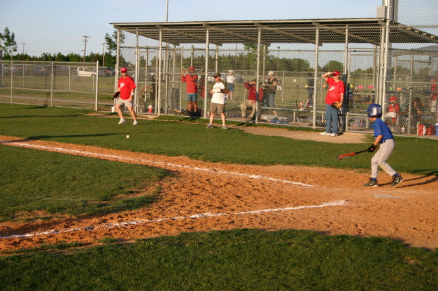 2007/04(April)/Leopards-Baseball-04-26/640x480_2007-04-26-Leopards-vs-Reds-022-Clayton-bats-foul.JPG