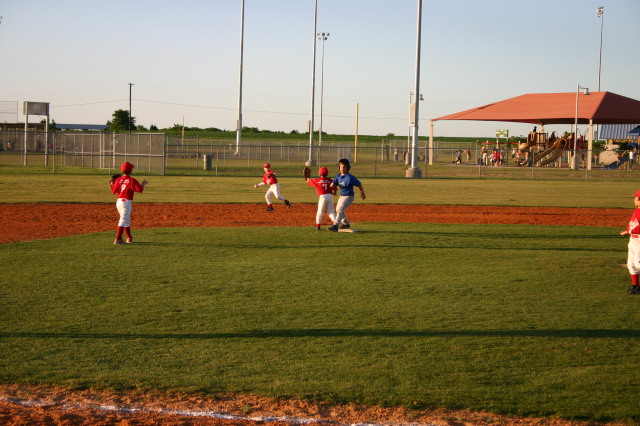 2007/04(April)/Leopards-Baseball-04-26/640x480_2007-04-26-Leopards-vs-Reds-025-Stephen-on-2nd.JPG