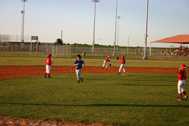 2007/04(April)/Leopards-Baseball-04-26/640x480_2007-04-26-Leopards-vs-Reds-026-Stephen-runs-to-third.JPG