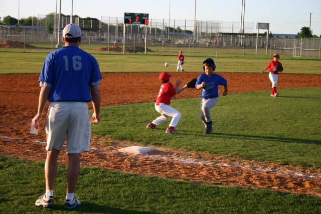 2007/04(April)/Leopards-Baseball-04-26/640x480_2007-04-26-Leopards-vs-Reds-027-Steven-makes-it-to-third-GOOD.JPG