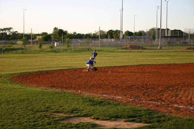 2007/04(April)/Leopards-Baseball-04-26/640x480_2007-04-26-Leopards-vs-Reds-032-Chance-fields-ball.JPG